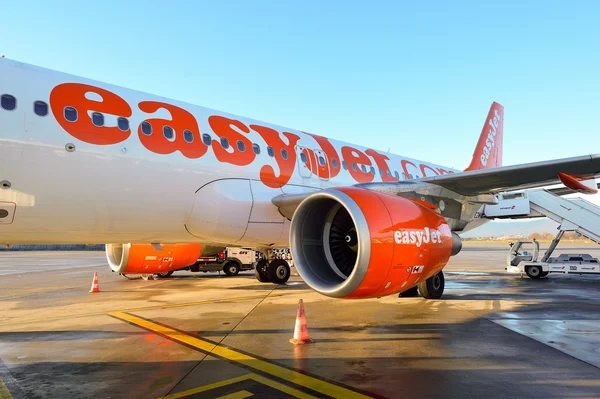 Самолеты EasyJet в аэропорту Женевы — стоковое фото