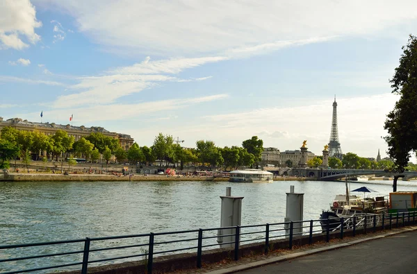 Uitzicht op de rivier de Seine in Parijs — Stockfoto