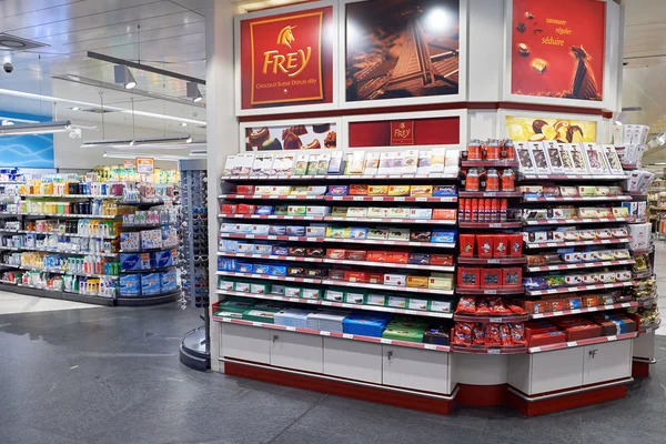 Intérieur du supermarché Migros — Photo