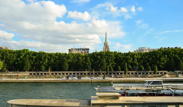 Paris'te Seine nehri üzerinde görünüm — Stok fotoğraf