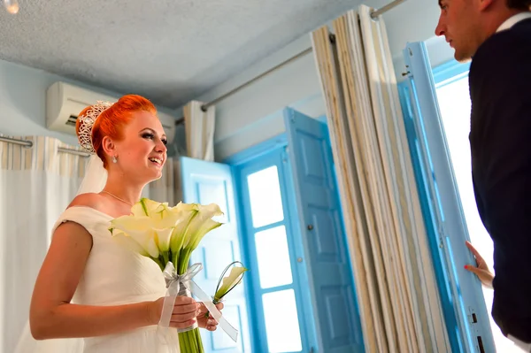 Bella giovane sposa che si prepara per la celebrazione — Foto Stock