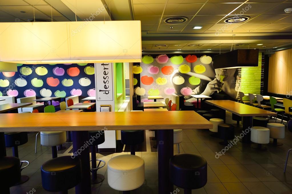 McDonald\'s Restaurant-Interieur — Redaktionelles Stockfoto ... McDonald\'s Restaurant-Interieur — Redaktionelles Stockfoto ...