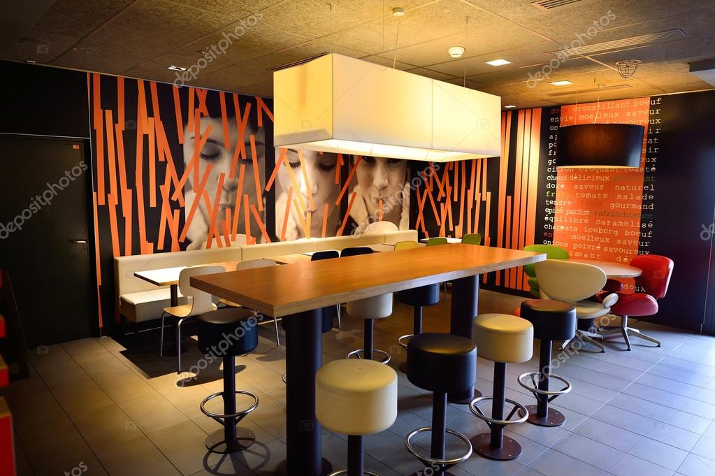 McDonald\'s Restaurant-Interieur — Redaktionelles Stockfoto ... McDonald\'s Restaurant-Interieur — Redaktionelles Stockfoto ...