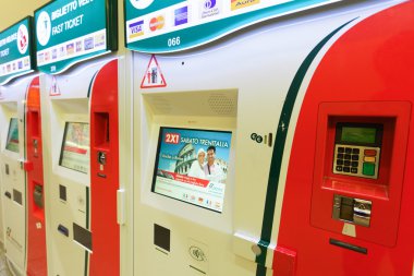 Venedik tren istasyonunda bilet kioskları