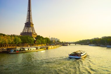 Eyfel Kulesi Paris şehir merkezine 
