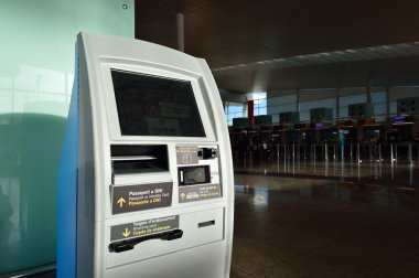 Barselona havaalanında check-in kiosk