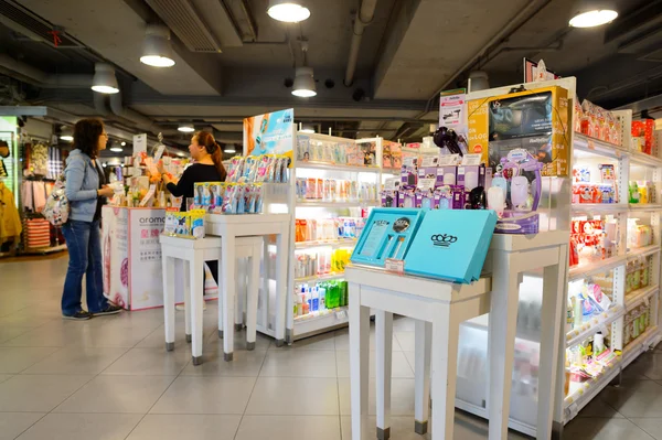 Tienda de cosméticos en New Town Plaza — Foto de Stock