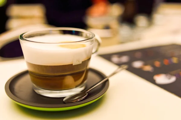 Beker met koffie in Nespresso-winkel — Stockfoto