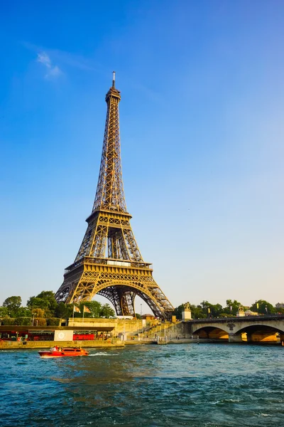 Torre Eiffel en el centro de París —  Fotos de Stock