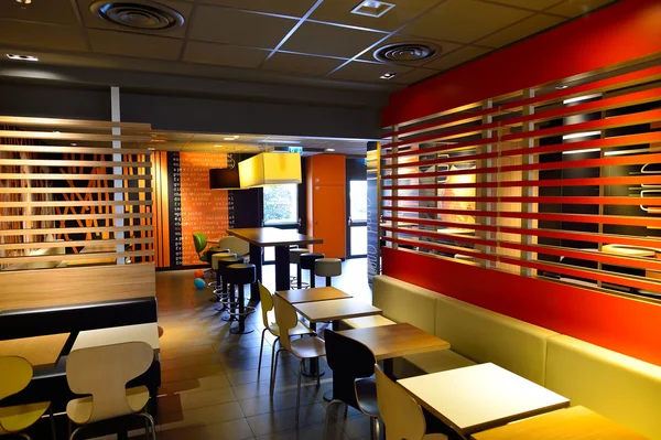 Интерьер ресторана McDonald 's — стоковое фото