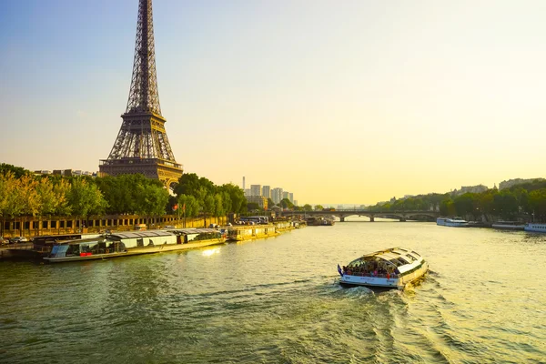 Torre Eiffel en el centro de París — Foto de Stock