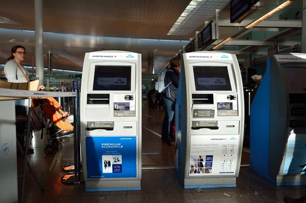 Check-in kiosks in Barcelona airport — Stock Photo, Image