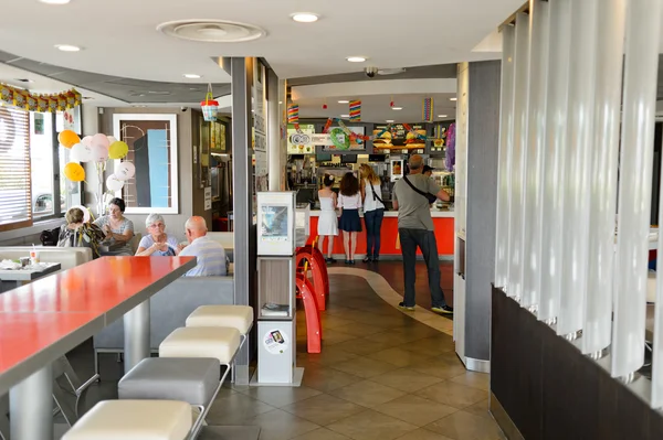 Interior del restaurante McDonald 's — Foto de Stock
