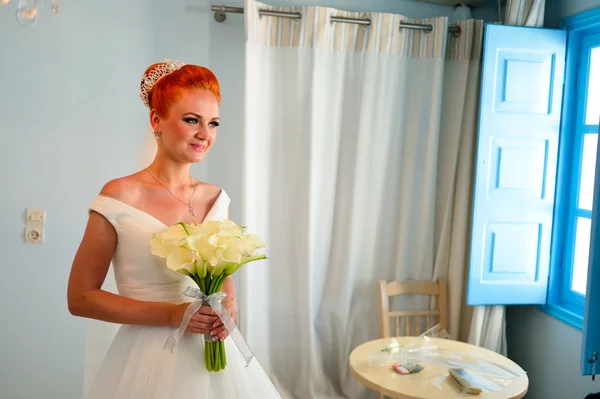 Bella giovane sposa che si prepara per la celebrazione — Foto Stock