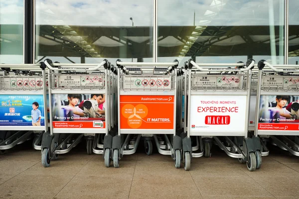Bagagetrolleys in Hong Kong luchthaven — Stockfoto