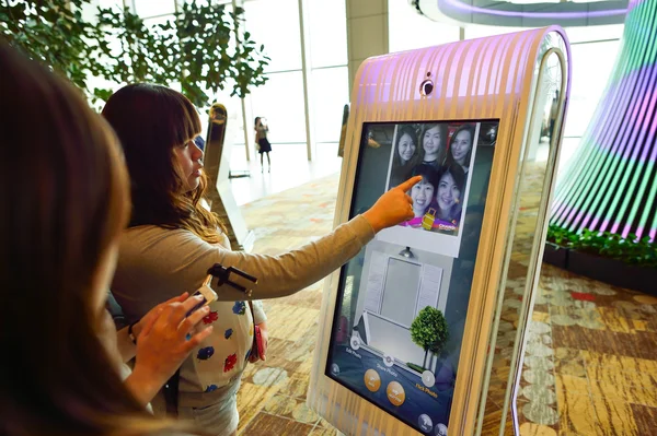 Social Tree at Changi Airport — Stock Photo, Image