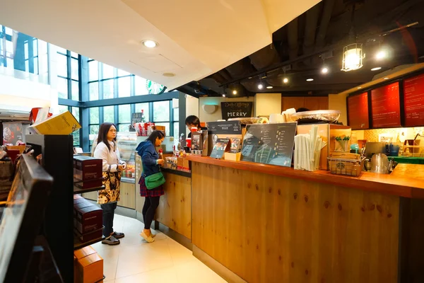 Innenraum des Starbucks-Cafés — Stockfoto