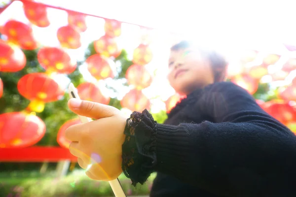 Piccola ragazza asiatica con tablet — Foto Stock