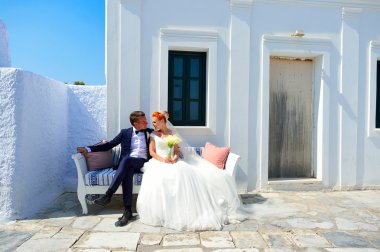 Genç çift düğün Santorini üzerinde kutlamak