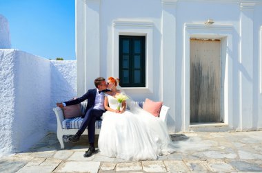 Genç çift düğün Santorini üzerinde kutlamak