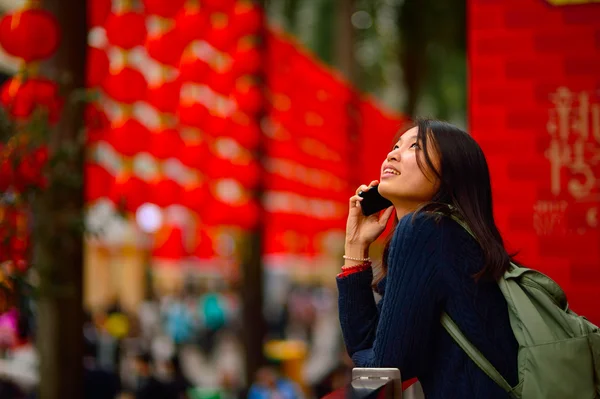 Femme chinoise parlant sur téléphone portable — Photo