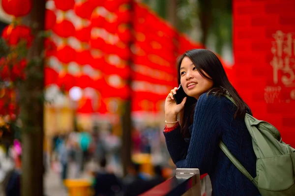 Femme chinoise parlant sur téléphone portable — Photo