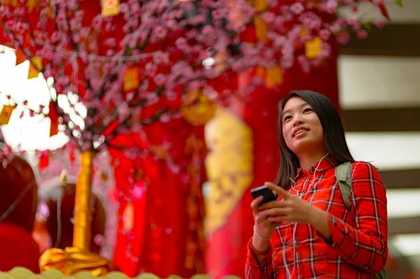 Femme chinoise parlant sur téléphone portable — Photo