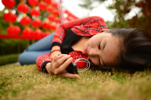 Číňanka využití smartphone — Stock fotografie