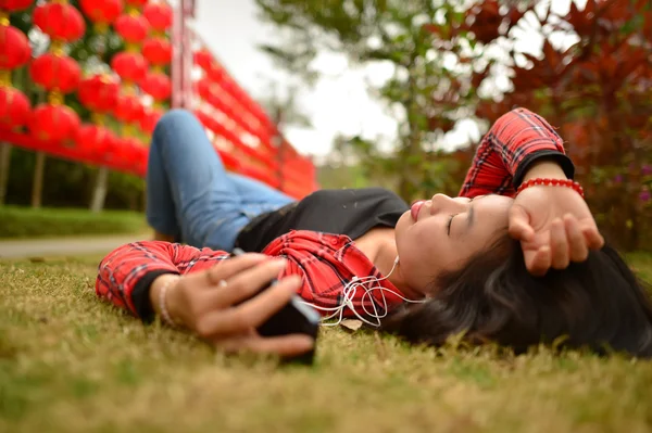 Mujer china usa teléfono inteligente —  Fotos de Stock