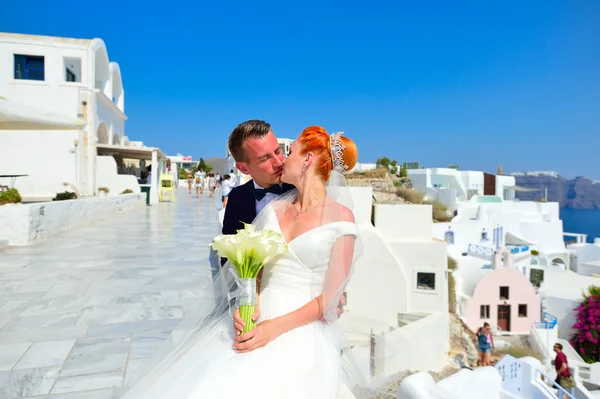 Pareja joven celebra boda en Santorini — Foto de Stock