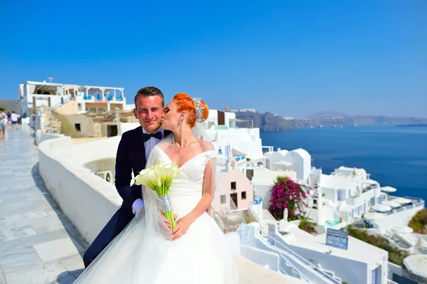 Pareja joven celebra boda en Santorini — Foto de Stock