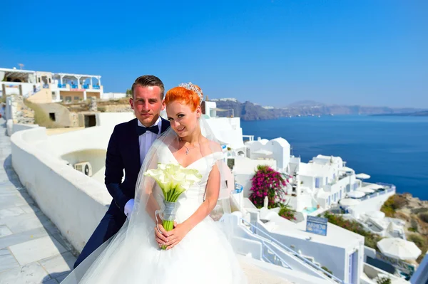 Pareja joven celebra boda en Santorini — Foto de Stock