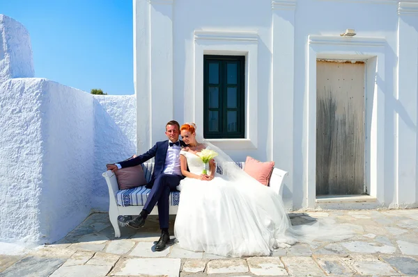 Mladí manželé oslavili svatbu na Santorini — Stock fotografie