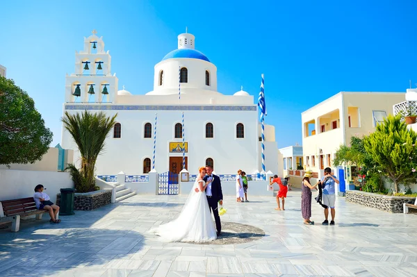 Ungt par fira bröllop på Santorini — Stockfoto