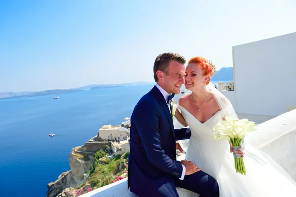 Pareja joven celebra boda en Santorini — Foto de Stock