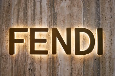 Duvarda Fendi logosu