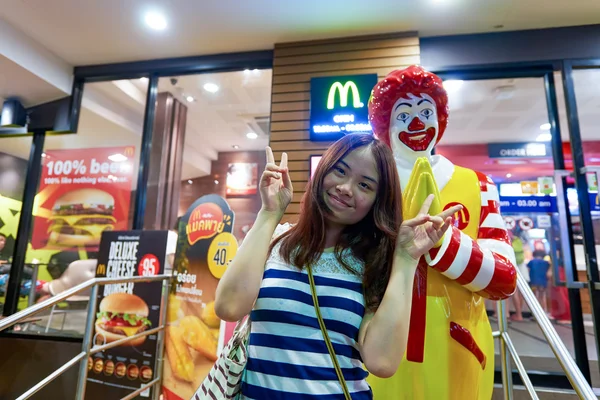 Woman posing near Ronald McDonald — Stock Photo, Image