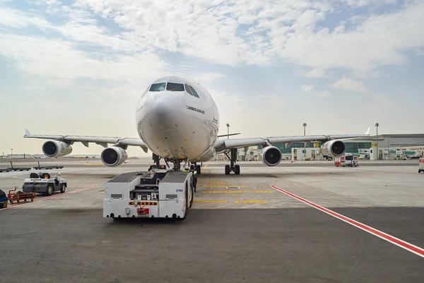 Jet aircraft docked in Dubai airport — Stock Photo, Image