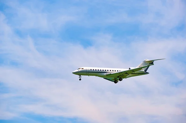 A aeronave Bombardier Global Express aterrissando — Fotografia de Stock
