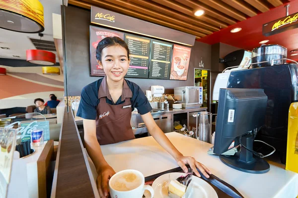 Работник McCafe в Таиланде — стоковое фото