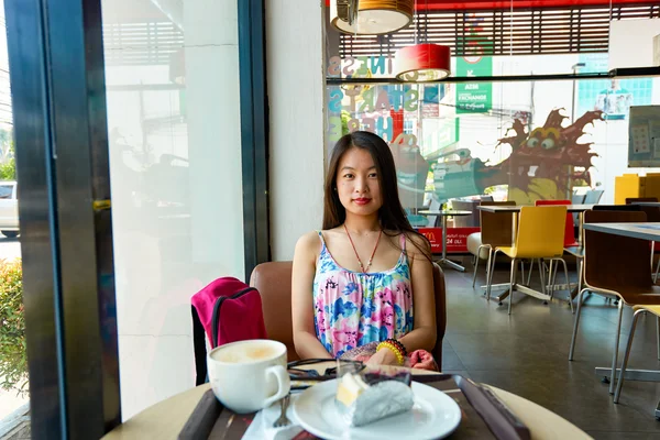 Mujer en el restaurante McDonald 's — Foto de Stock