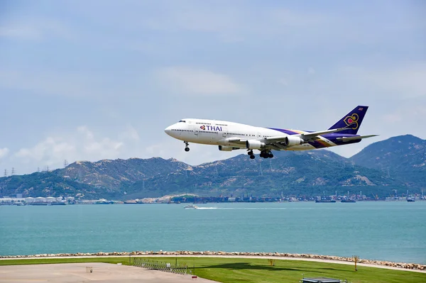 Aterragem de aeronaves THAI — Fotografia de Stock