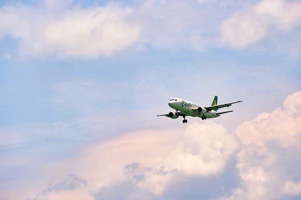 Jarní Airlines letadlo přistání — Stock fotografie