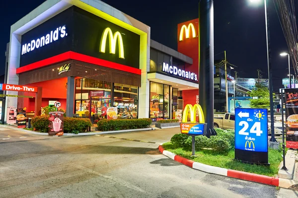 Restaurant McDonald's la nuit — Photo