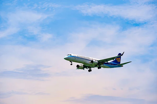 Aterragem de aeronaves da Mandarin Airlines — Fotografia de Stock