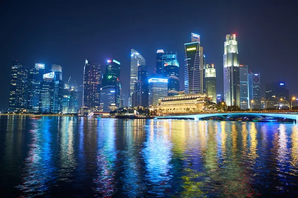 Centro de Singapura à noite — Fotografia de Stock