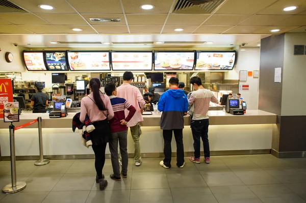 People in McDonald's restaurant. — Stock Photo, Image