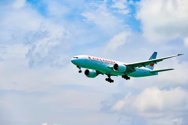 Air Canada Boeing 777 landing — Stock Photo, Image