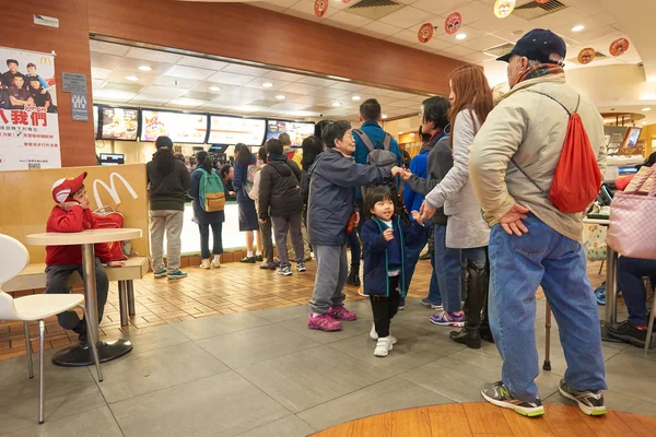 Gente en el restaurante McDonald 's . —  Fotos de Stock