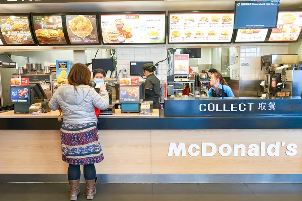 Insidan av McDonalds restaurang — Stockfoto